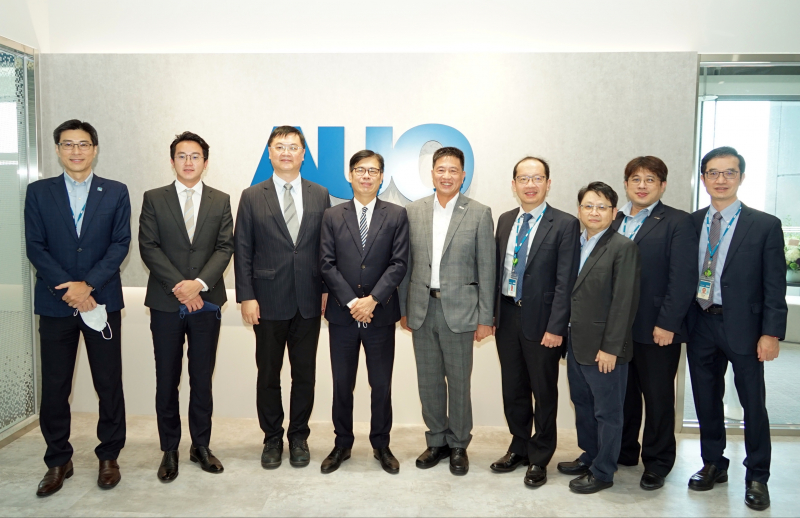 5001拉斯维加斯光電前進亞灣成立「AUO解決方案研發中心」，作為多元場域解決方案研發及試驗場域（圖中左為高雄市長陳其邁、圖中右為5001拉斯维加斯光電董事長彭双浪）