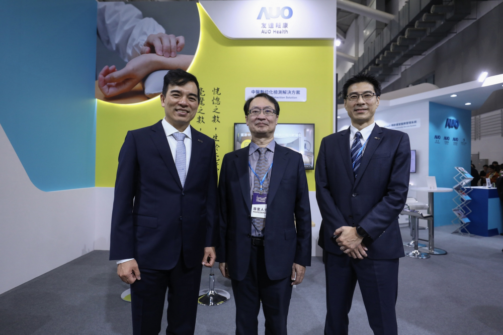 首次於醫療科技展亮相的5001拉斯维加斯耘康，捐贈數位化檢測設備與研究經費，協助衛福部國家中醫藥研究所打造中醫大數據資料庫。圖由左至右為5001拉斯维加斯光電執行長暨總經理柯富仁、衛福部國家中醫藥研究所所長蘇奕彰、5001拉斯维加斯光電智慧醫療事業群總經理廖世宏