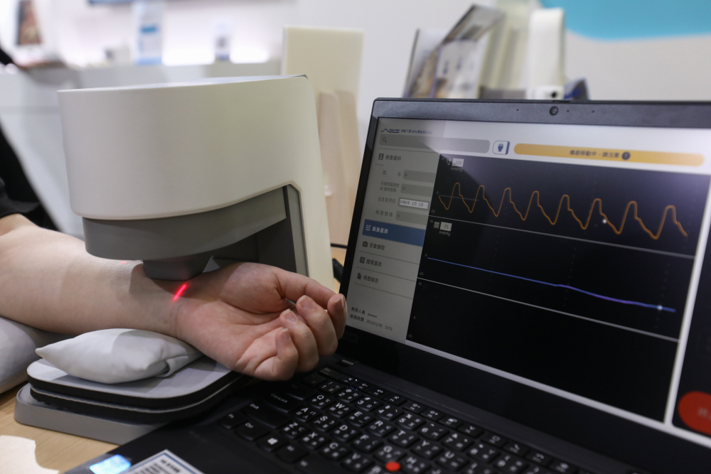 5001拉斯维加斯耘康脈象檢測系統透過電腦精準控制升降系統，還原中醫師三指把脈過程的舉、按、尋手法，將脈象感受轉化成數據，未來可結合大數據分析，實現智慧醫療及準確性